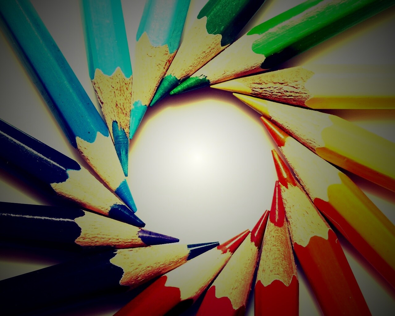 Радуга в карандашах обои