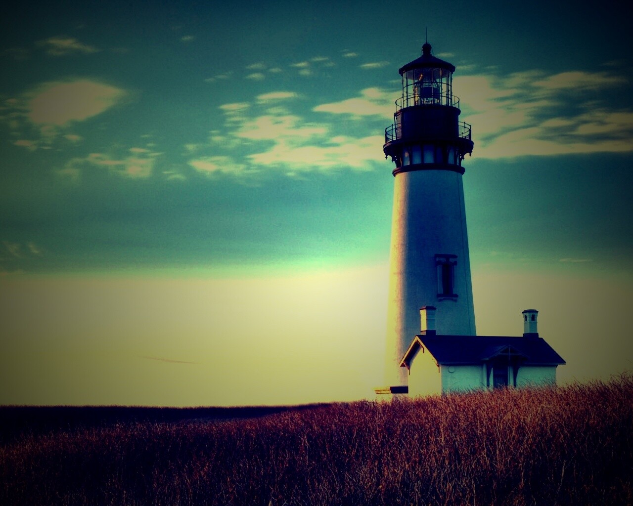 Маяк в поле обои