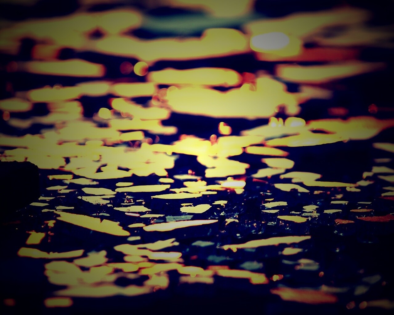 Битое стекло в лучах солнца обои