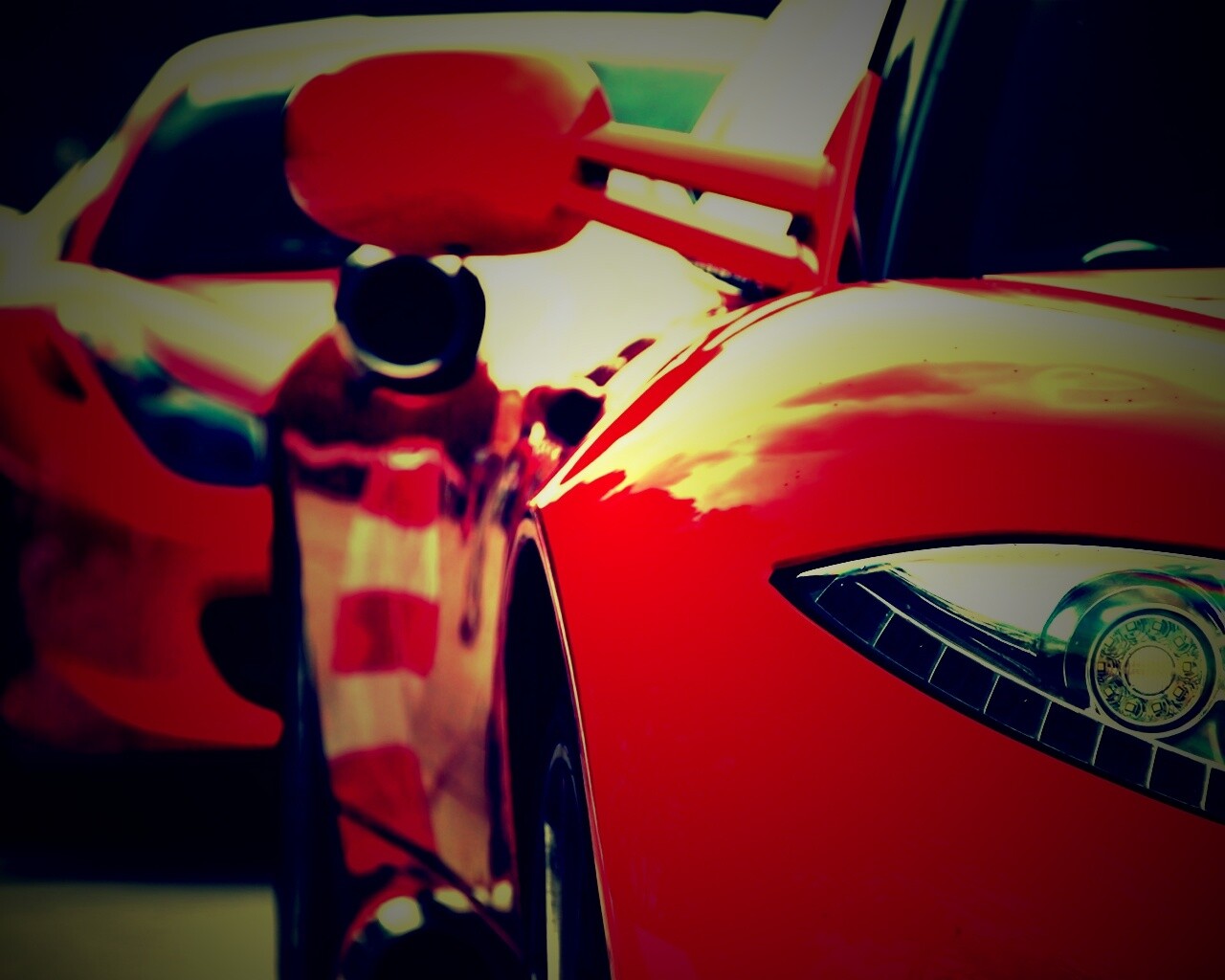 Череда красных автомобилей обои