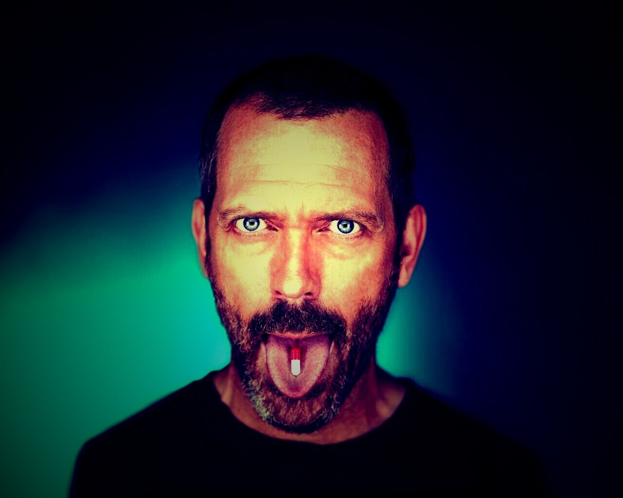 Доктор Хаус с таблеткой на языке обои