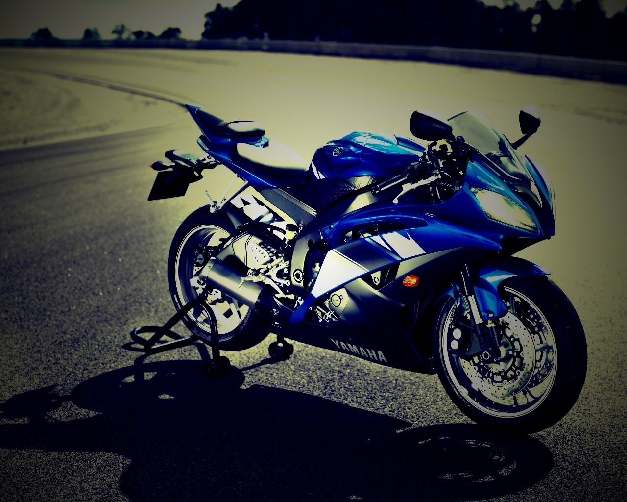 Мотоцикл Ямаха с блокиратором заднего колеса обои