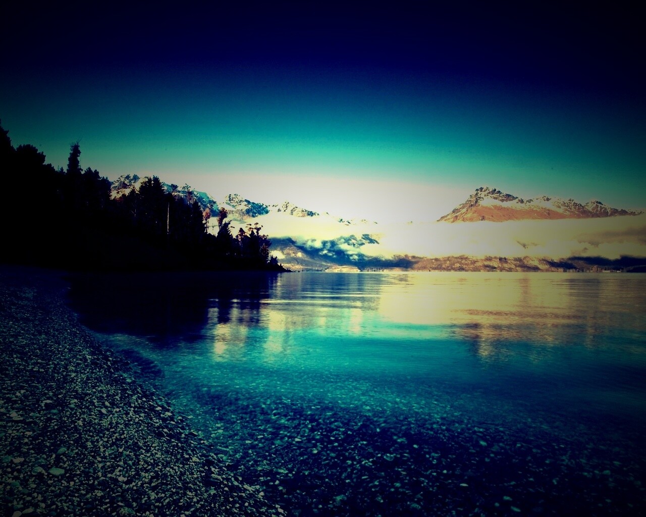 Озеро в предгорье обои