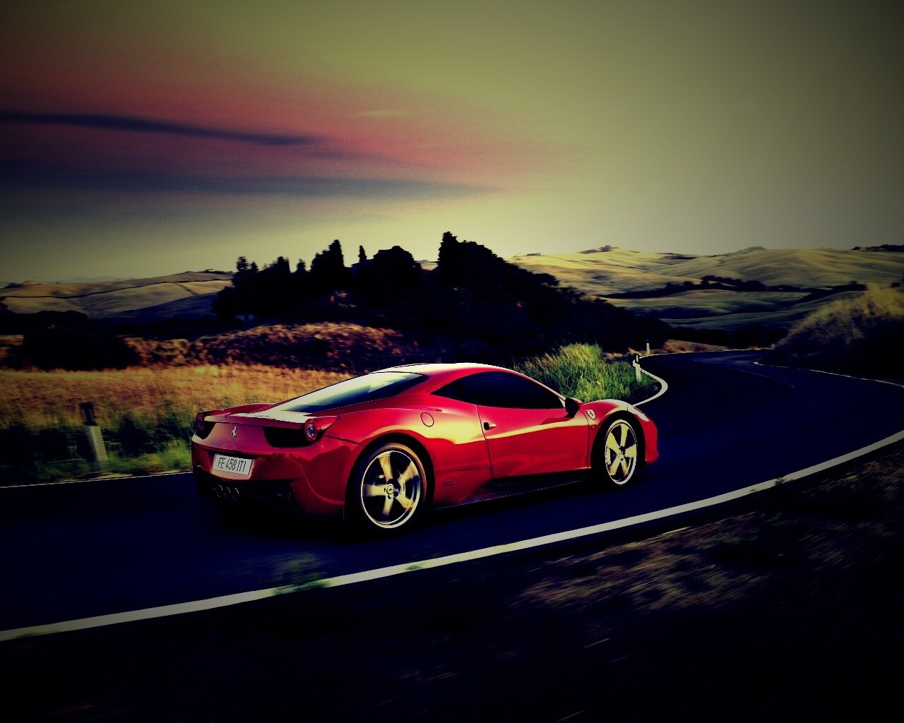 Красная феррари на извилистой дороге обои
