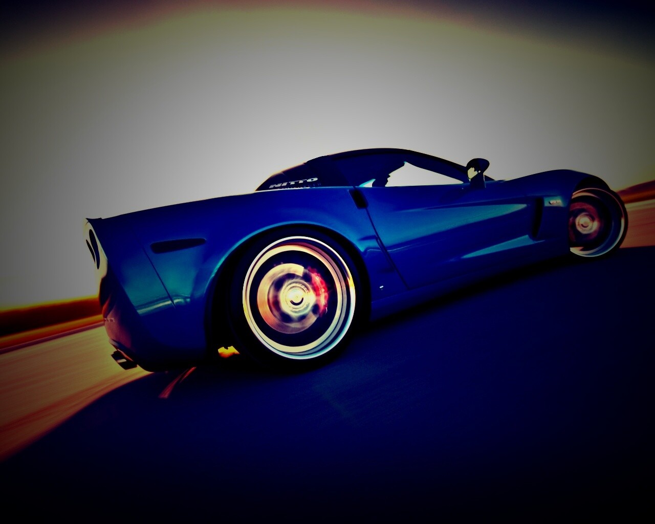 Гоночный спорткар синего цвета обои
