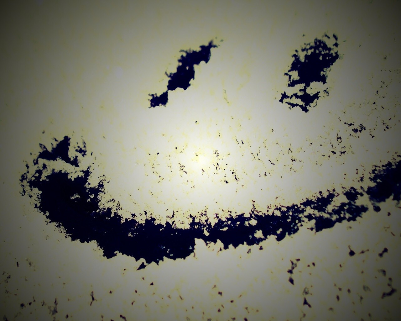 Смайлик на заснеженном стекле обои