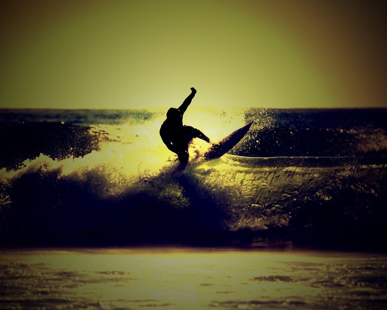 Сёрфер поймал волну обои