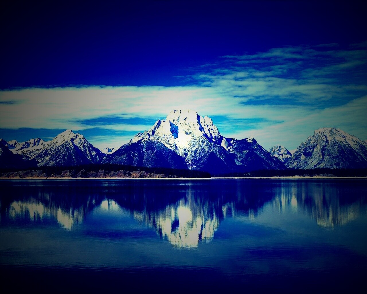 Вид на горы за озером обои