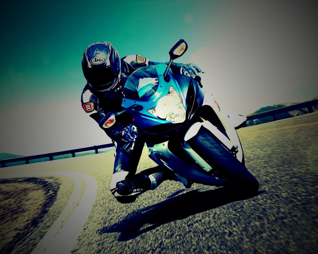 Мотоциклист на повороте обои