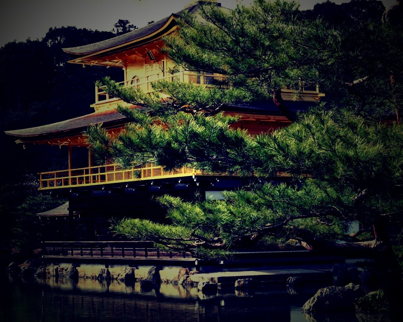 Пагода на берегу озера обои