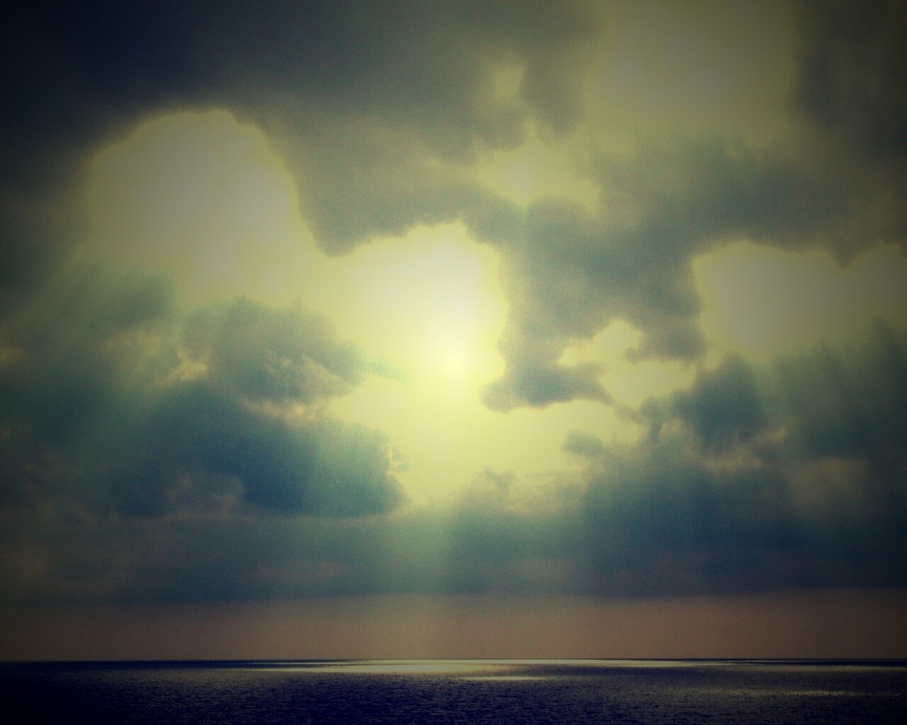 Свет на воде обои