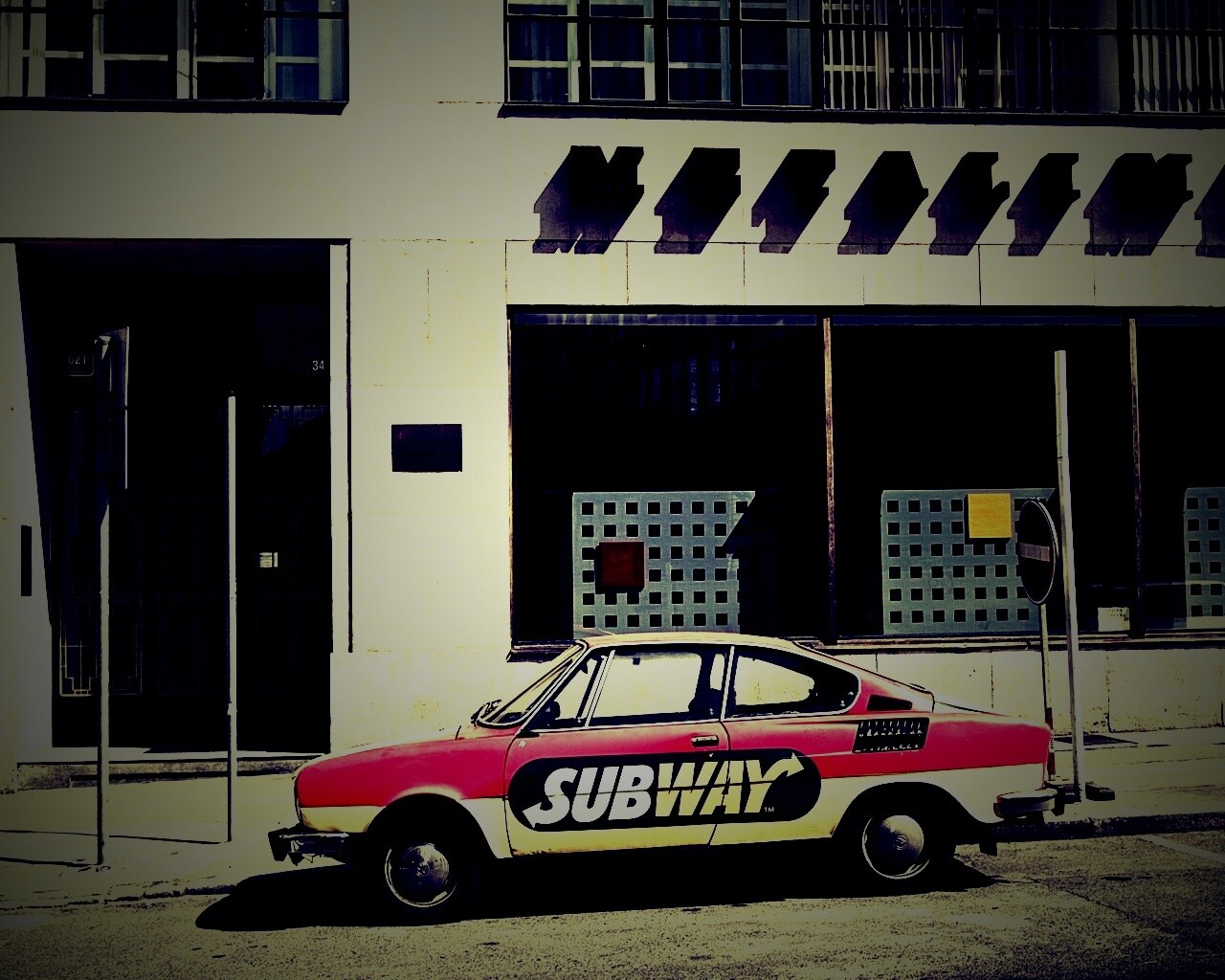 Реклама Subway на машине в Праге обои