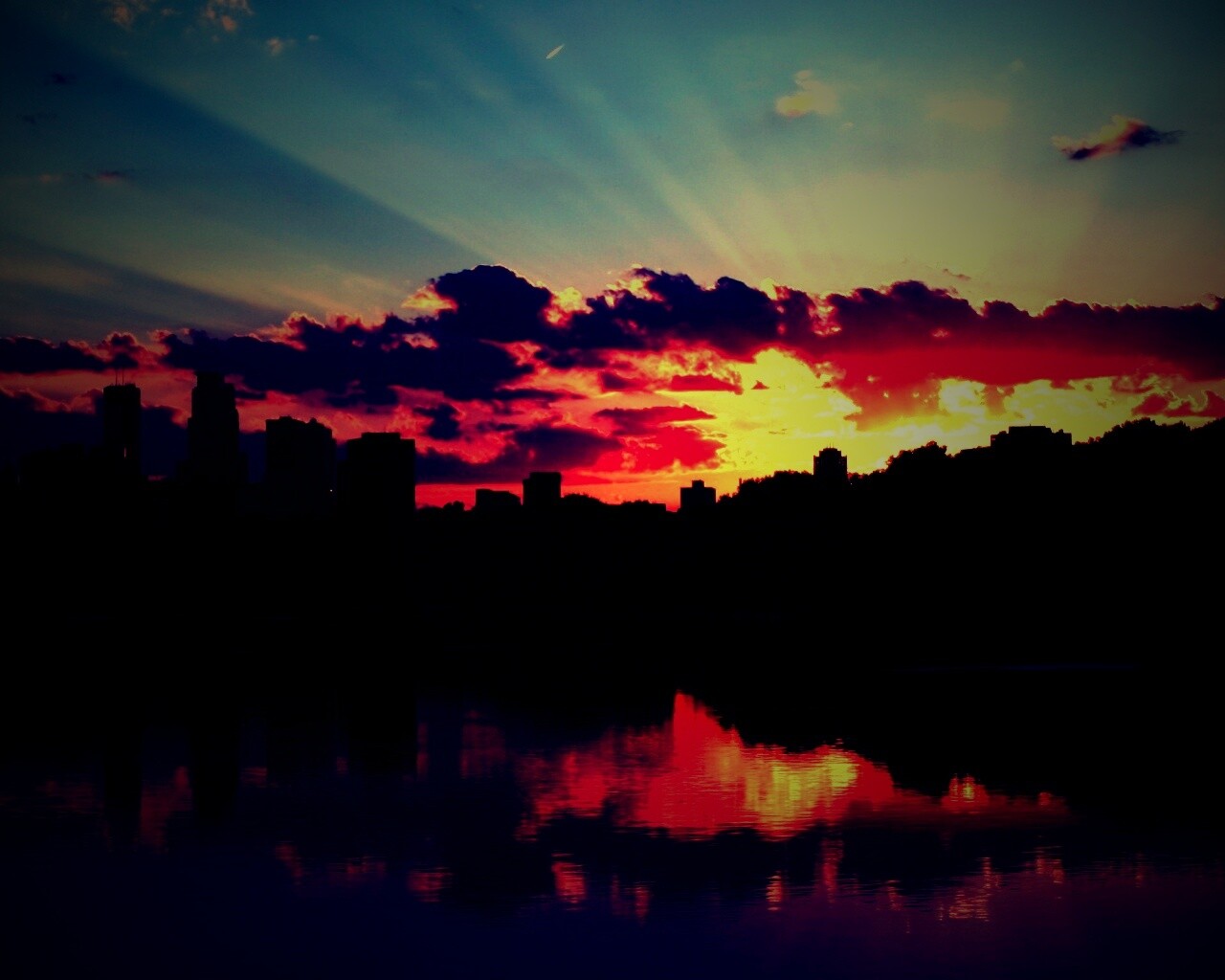 Закат над городом обои