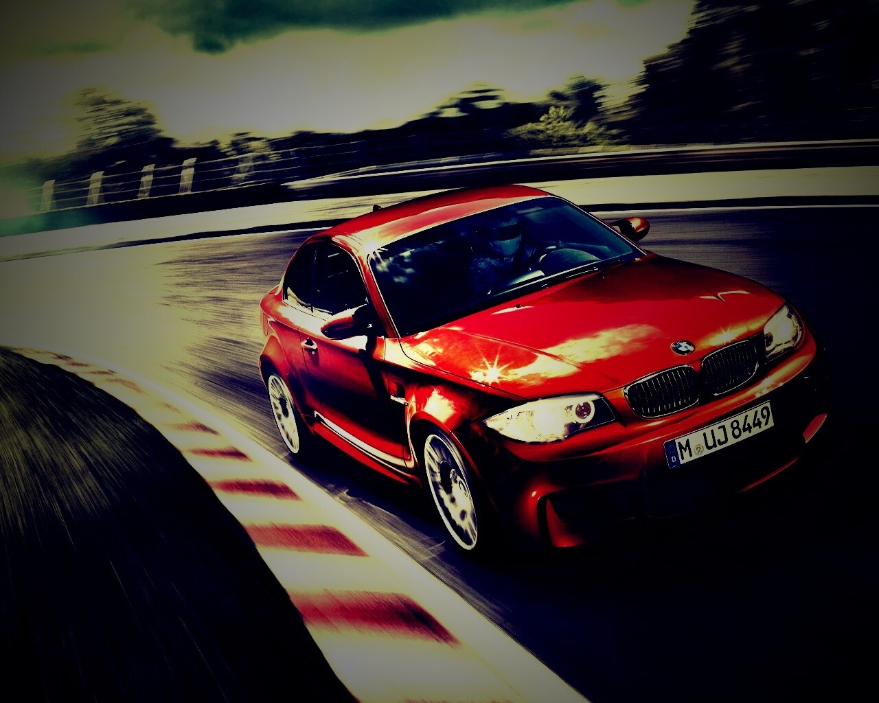 Гонщик за рулем BMW M1 обои