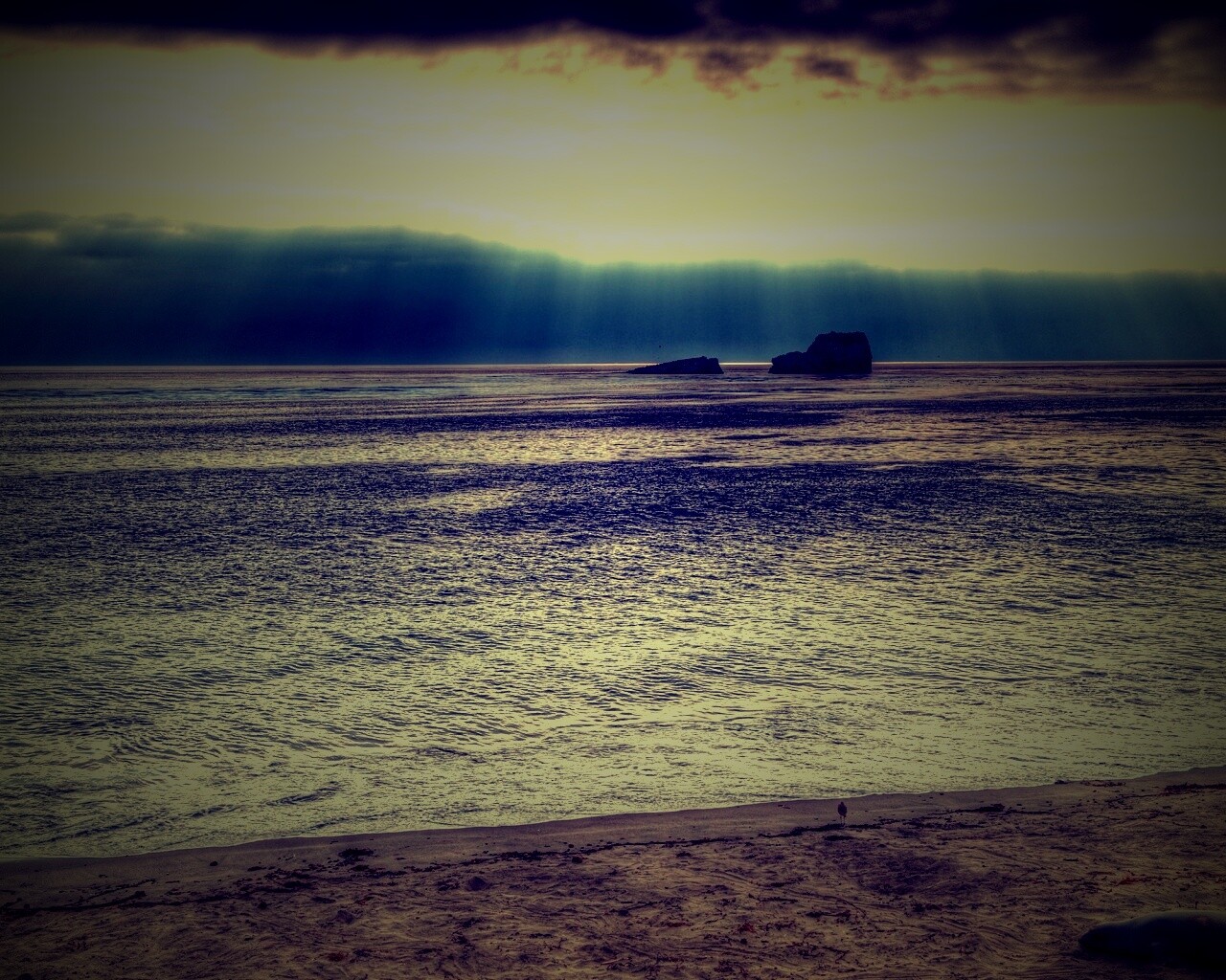 Пляж на фоне светящегосы неба обои