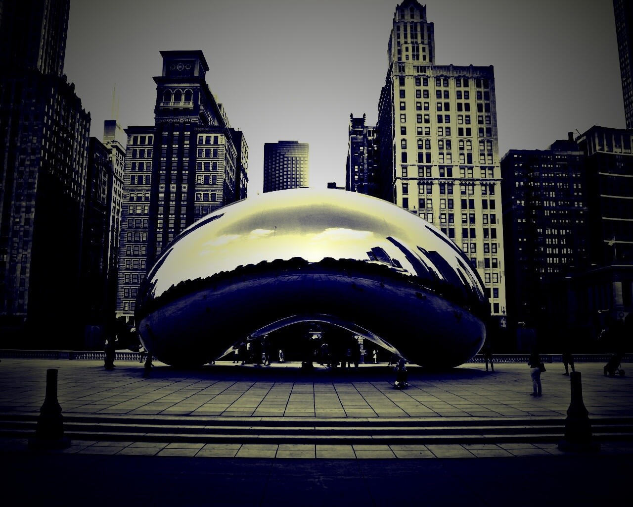 Отражение города в зеркальном монументе обои