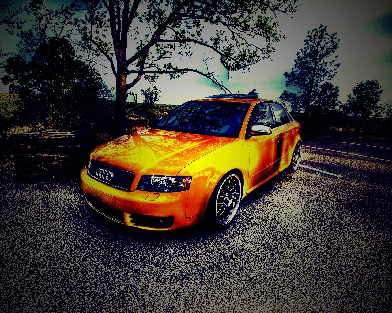 Желтый Ауди на дороге обои
