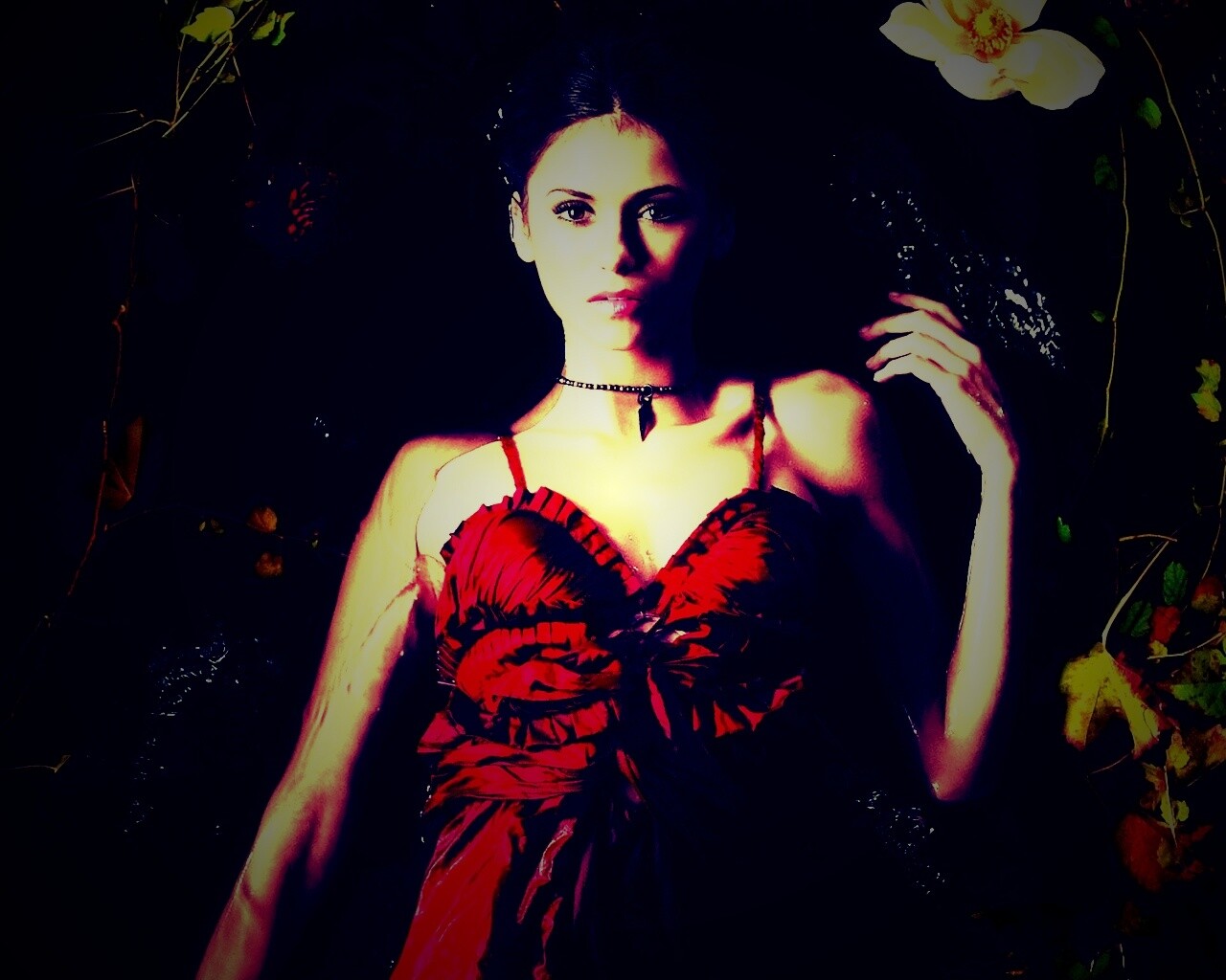 Женщина в красном платье обои
