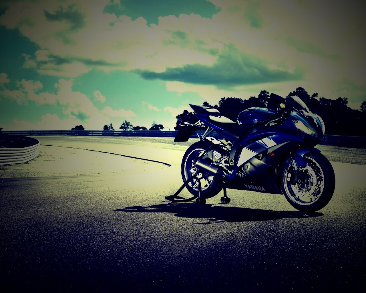 Yamaha R6 на трассе обои