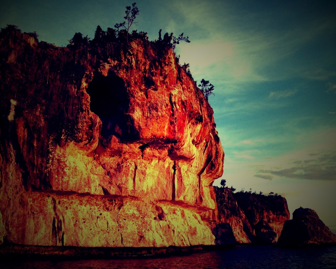 Пещера в скале над морем обои