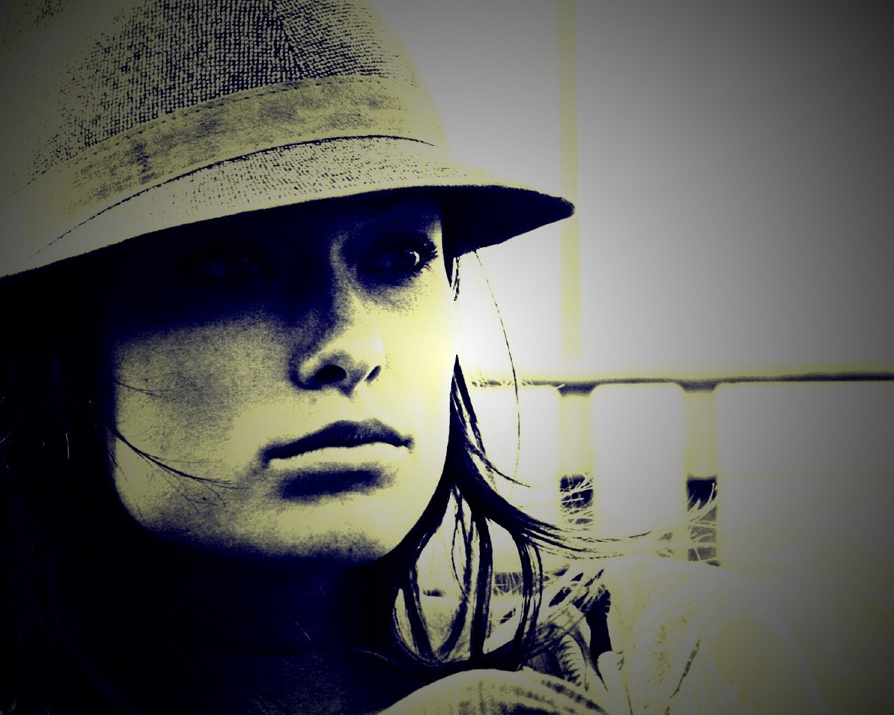 Оливия Уайлд в шикарной шляпе обои