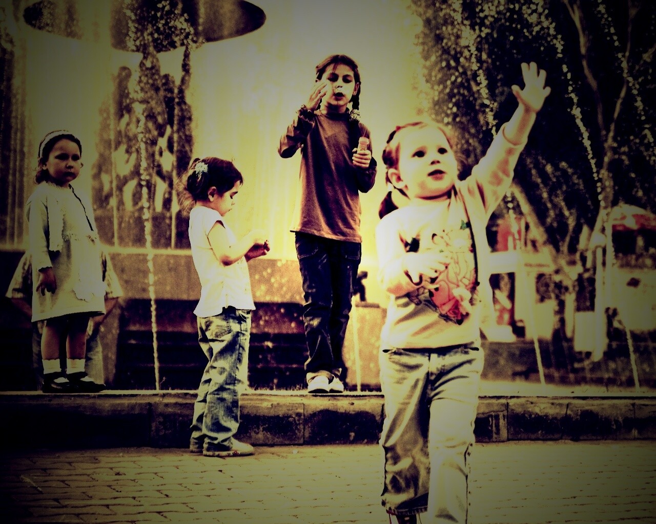 Дети у фонтана обои