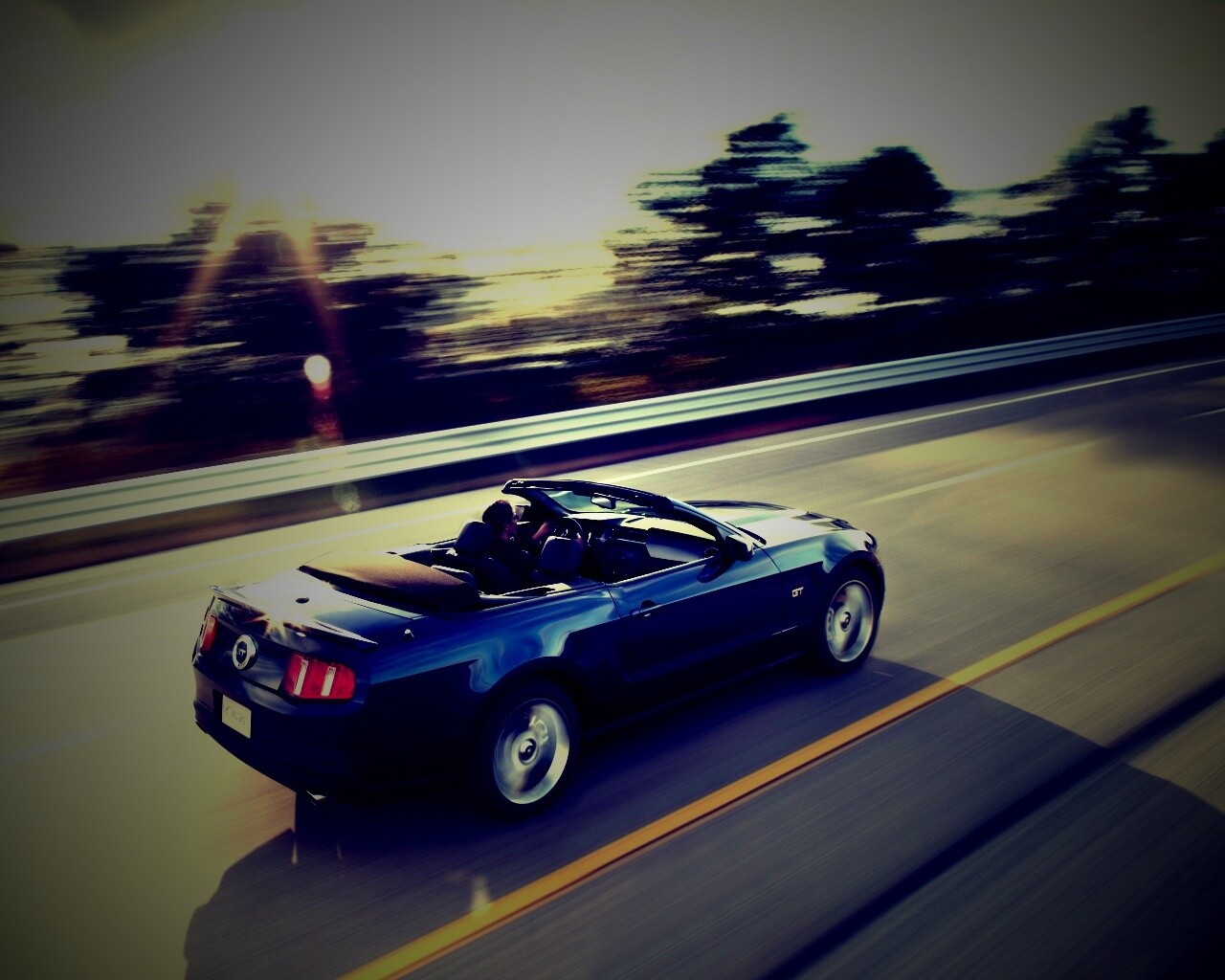 Машина на трассе обои