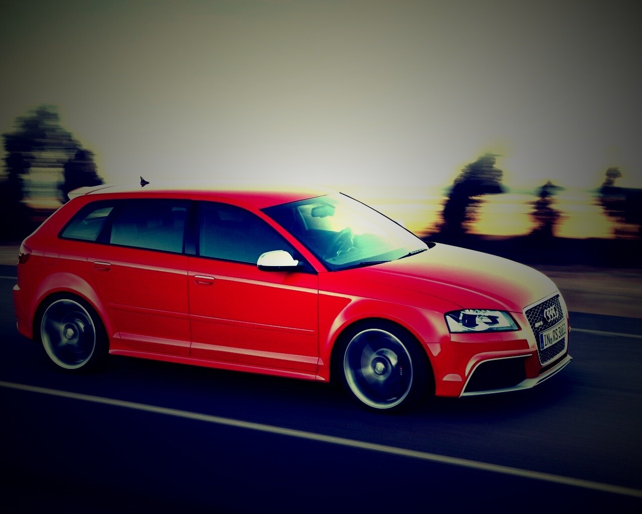 Красная Audi модели RS3 на дороге обои