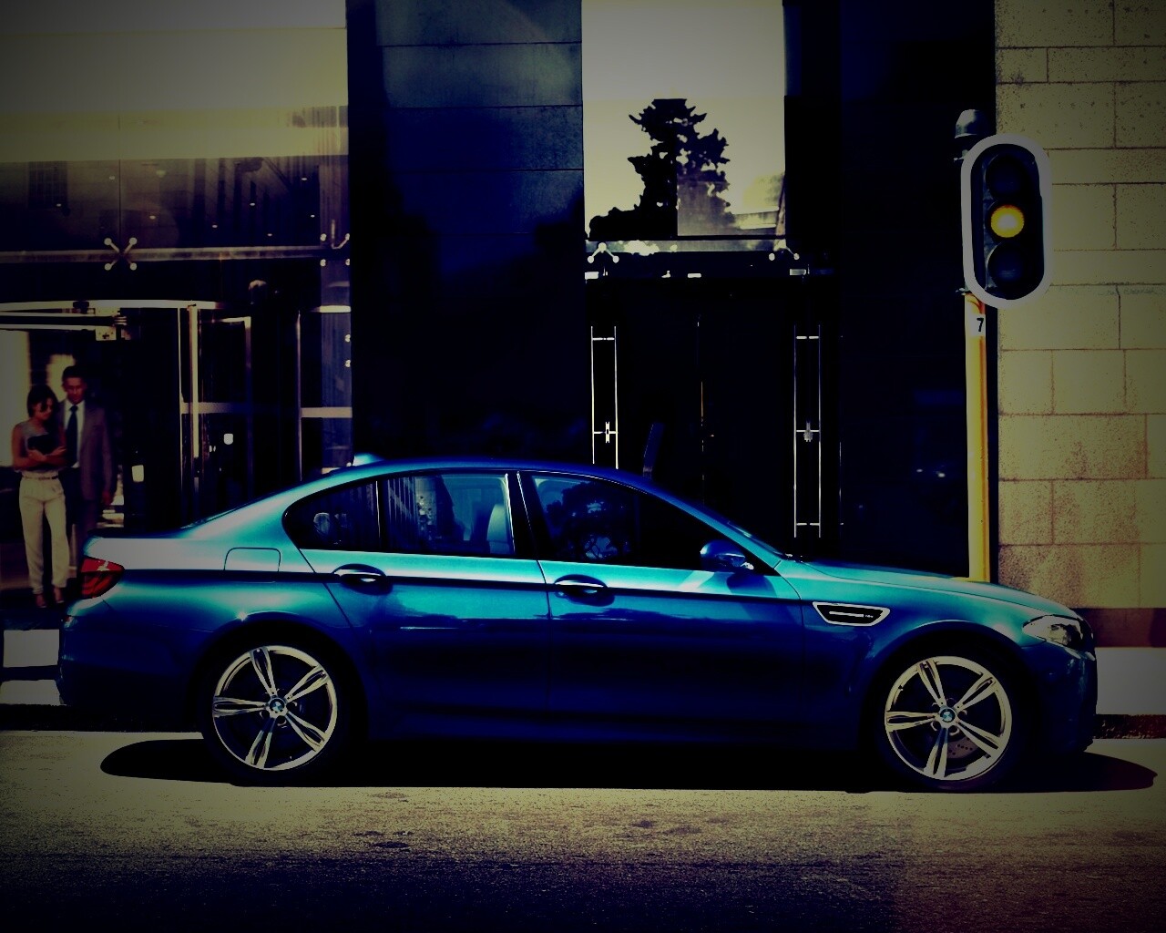 BMW F10 на светофоре обои