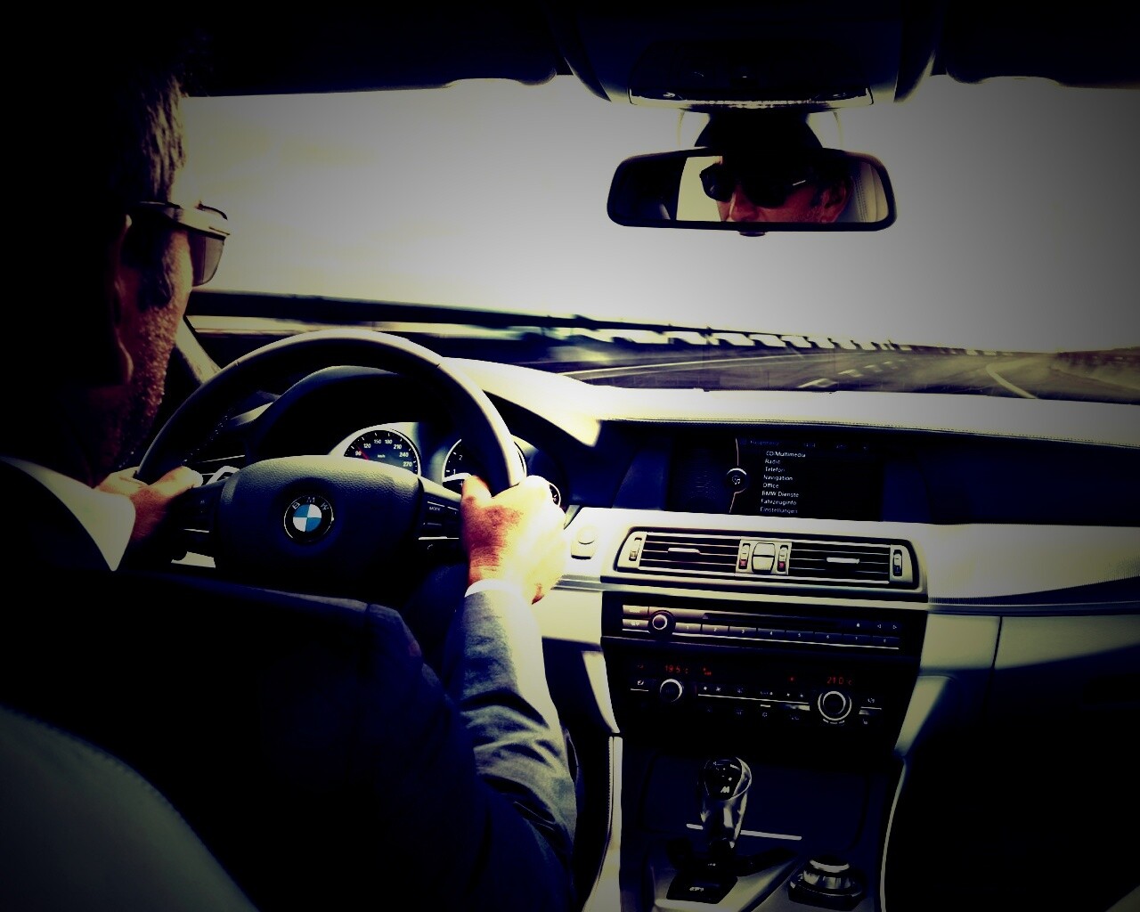 За рулём BMW F10 обои