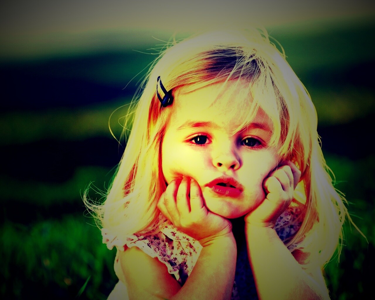 Малышка грустит обои