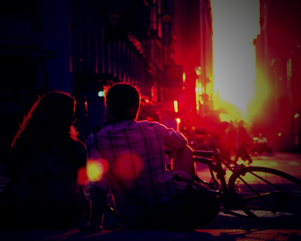 Девушка и парень с велосипедом на закате обои