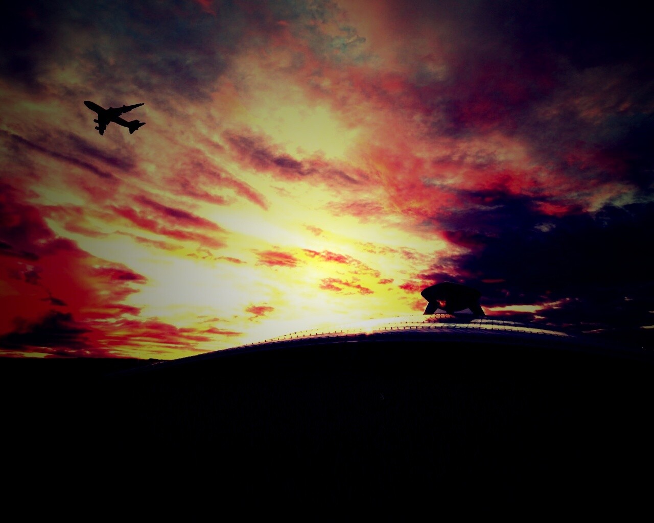 Самолет в закатном небе обои