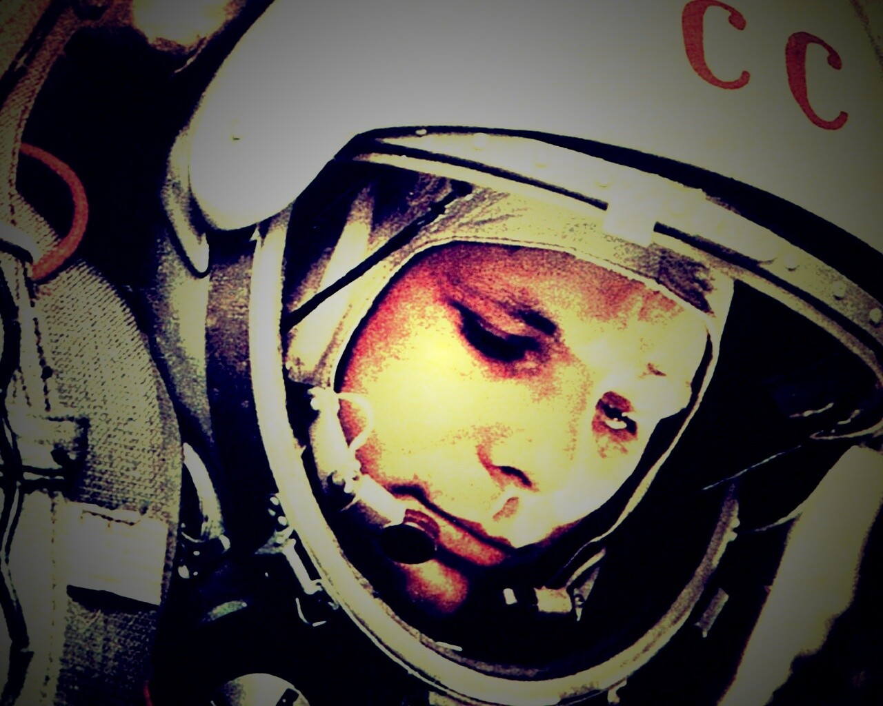 Юрий Гагарин в скафандре обои