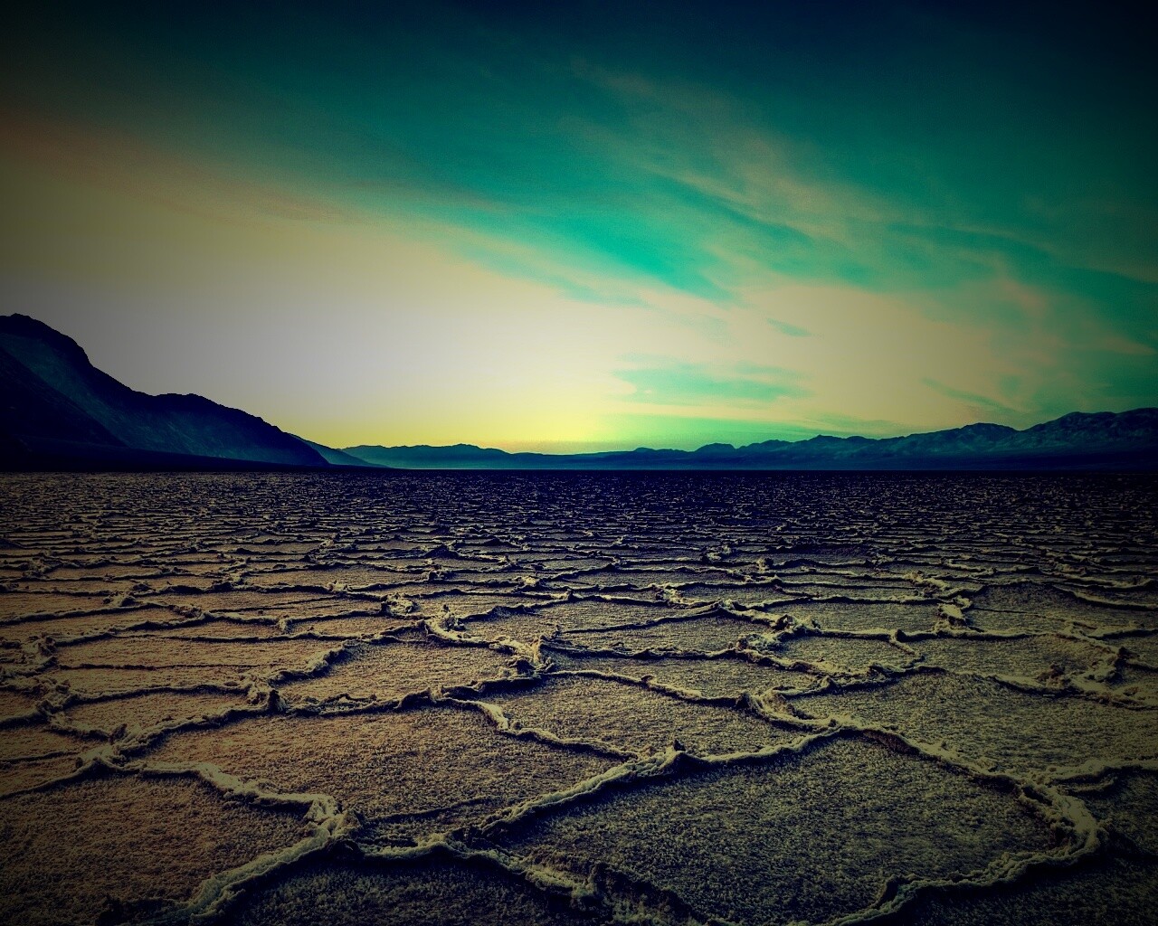 Высохшее пустынное озеро обои