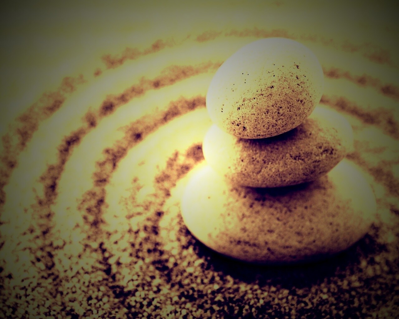 Пирамидка в саду камней обои