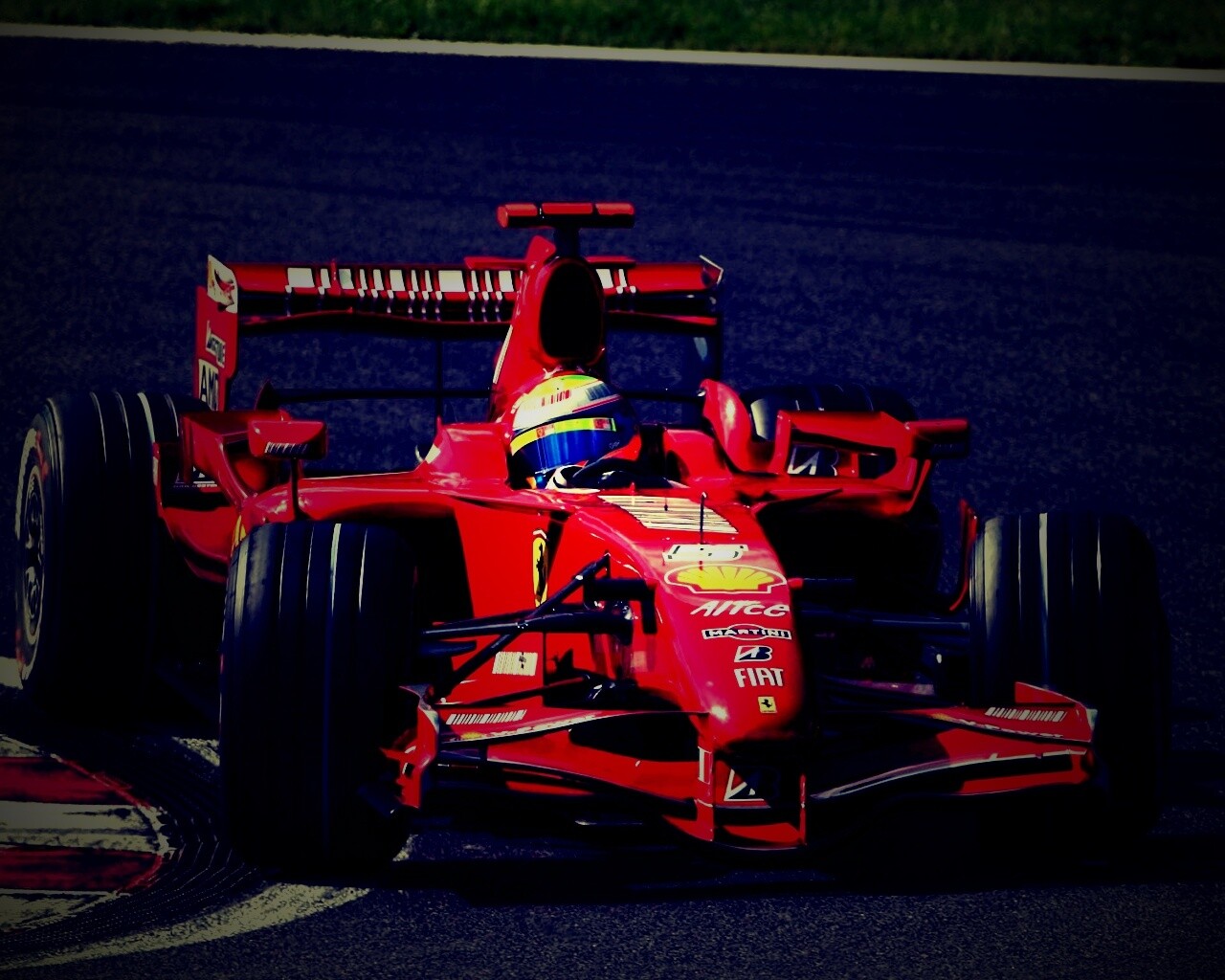 Болид Формула 1 на повороте обои