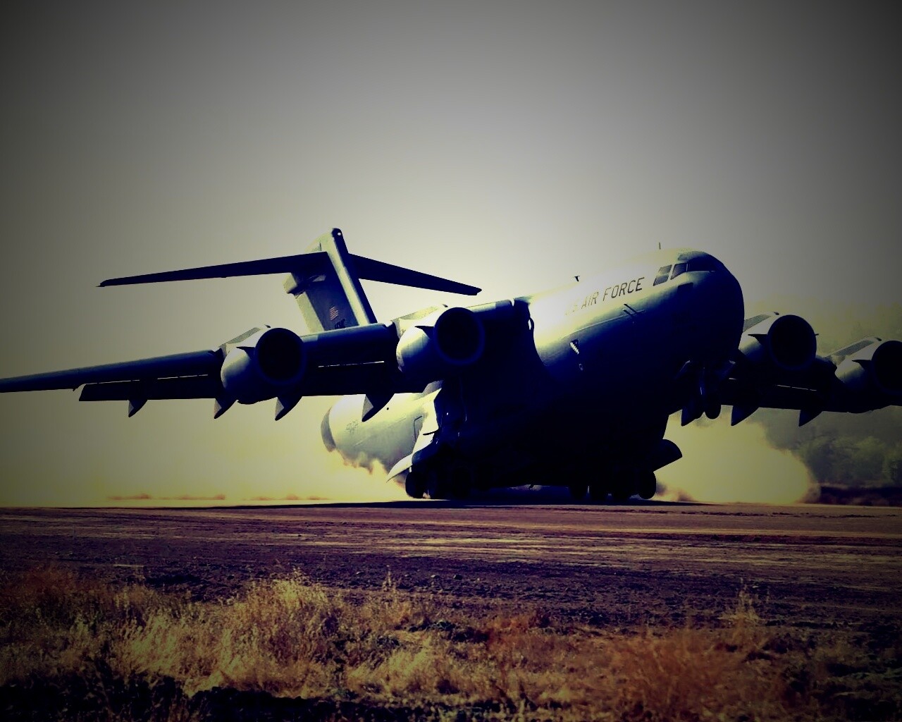 Грузовой самолёт на посадке обои