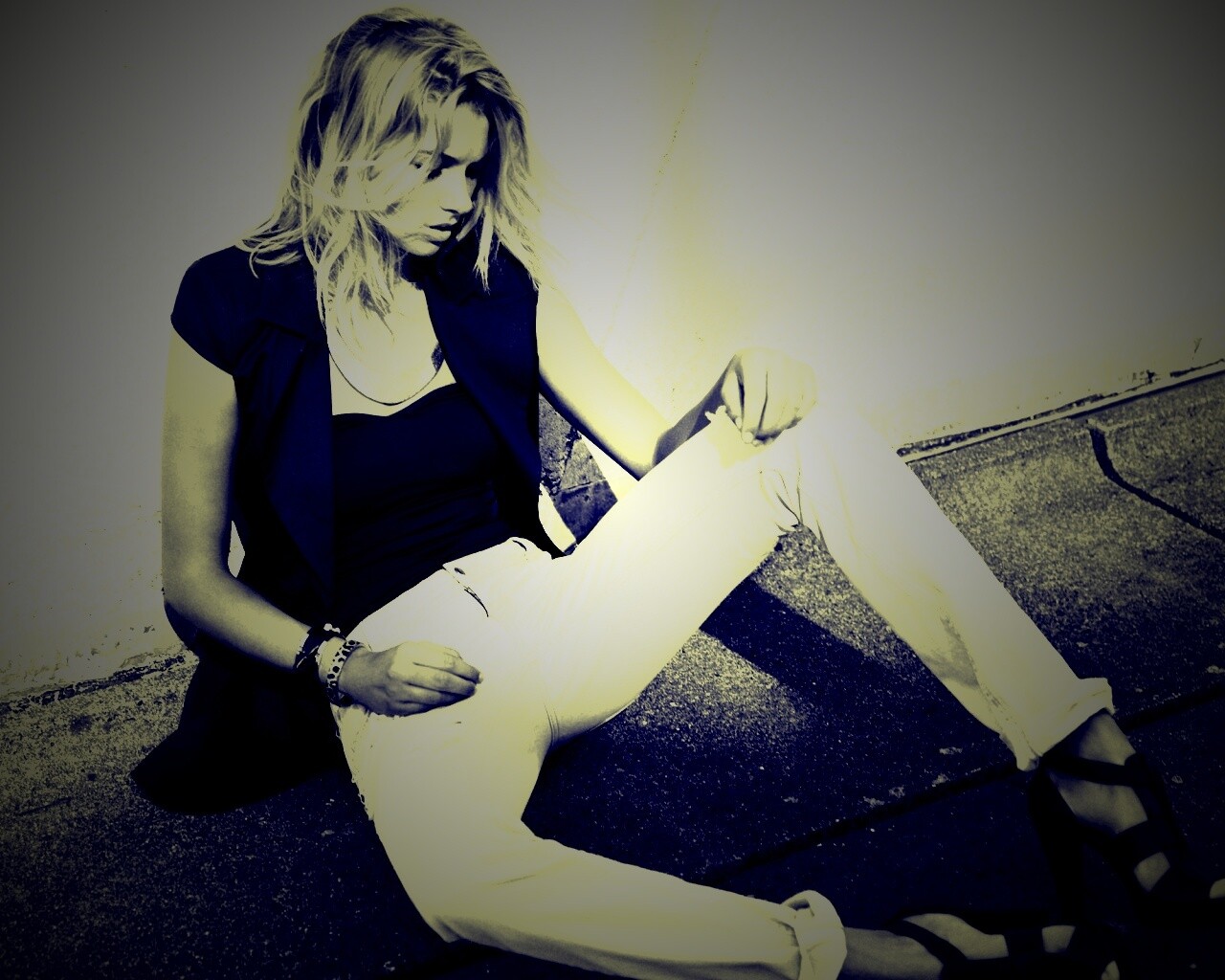 Девушка у стены обои