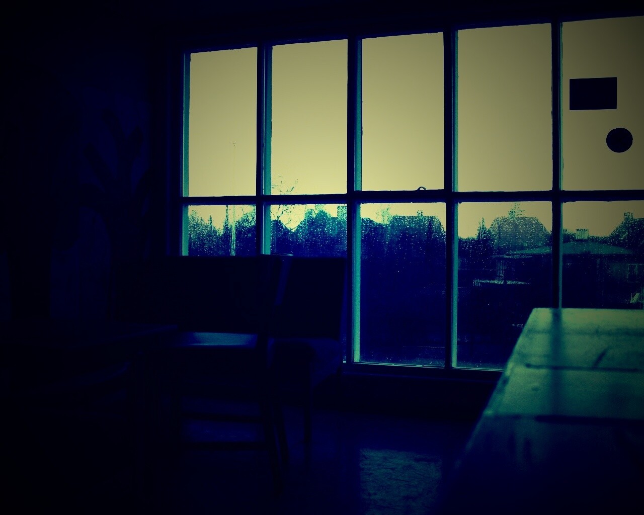 Тёмная комната и дождь за окном обои