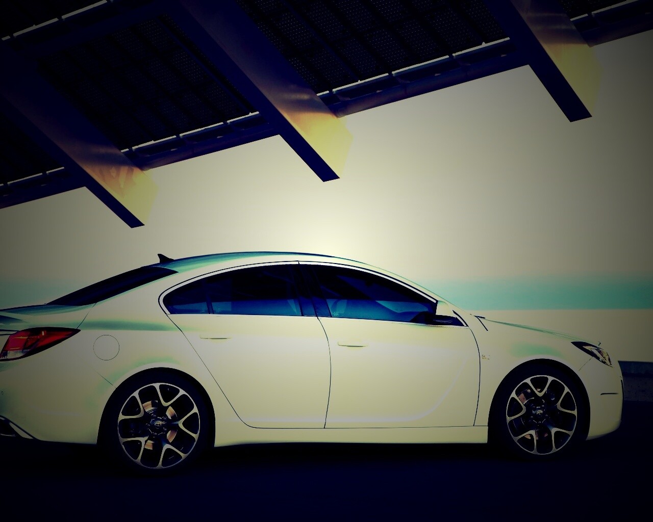 Белый седан под крышей обои