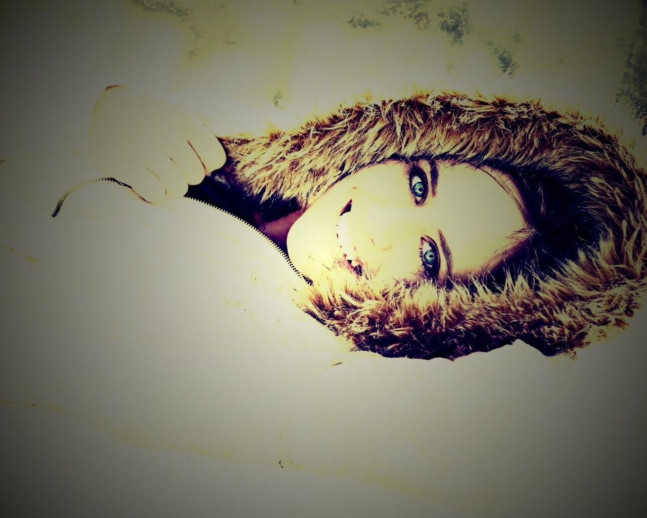 Девушка в снегу обои