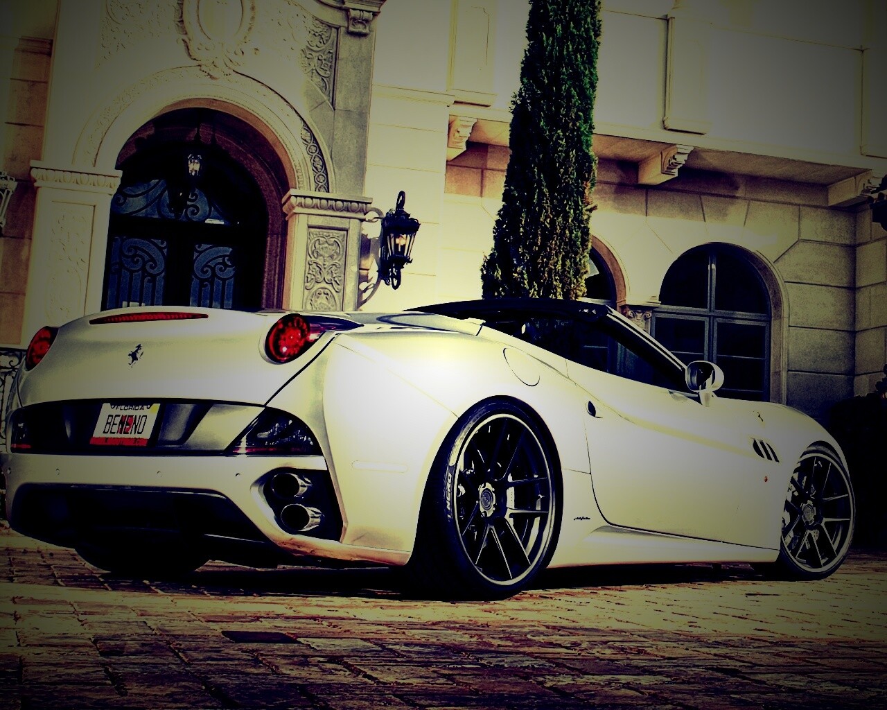 Ferarri у особняка обои