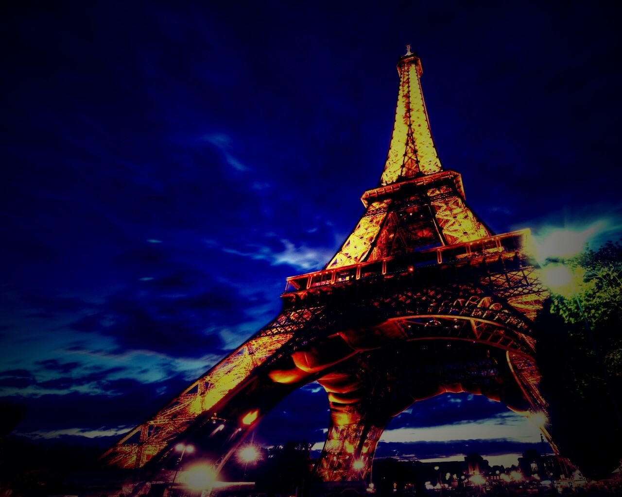 Вид снизу на Эйфелеву башню обои