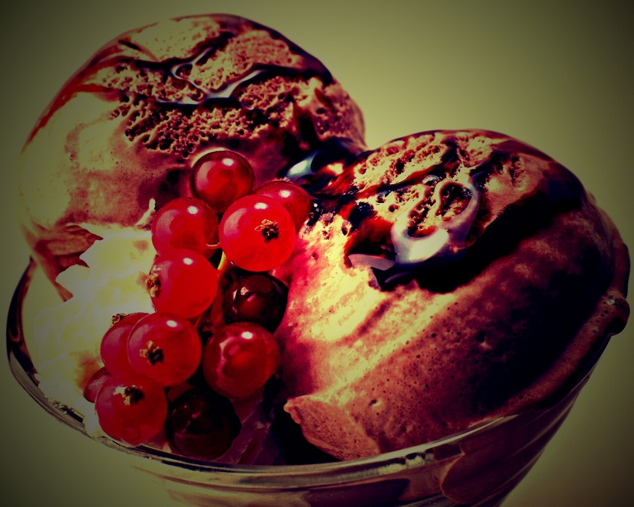 Шоколадное мороженое со смородинкой обои