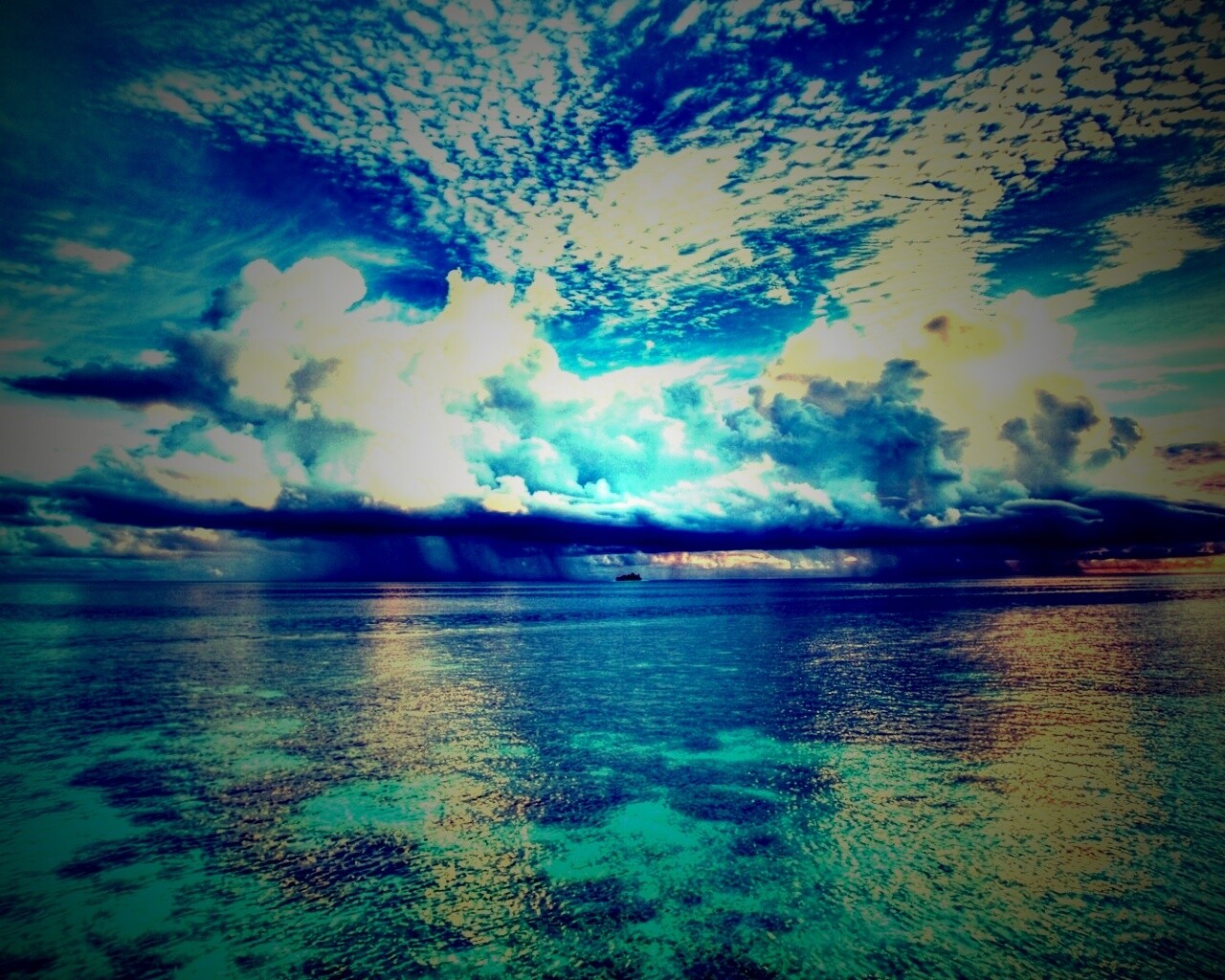 Тучи над морем обои