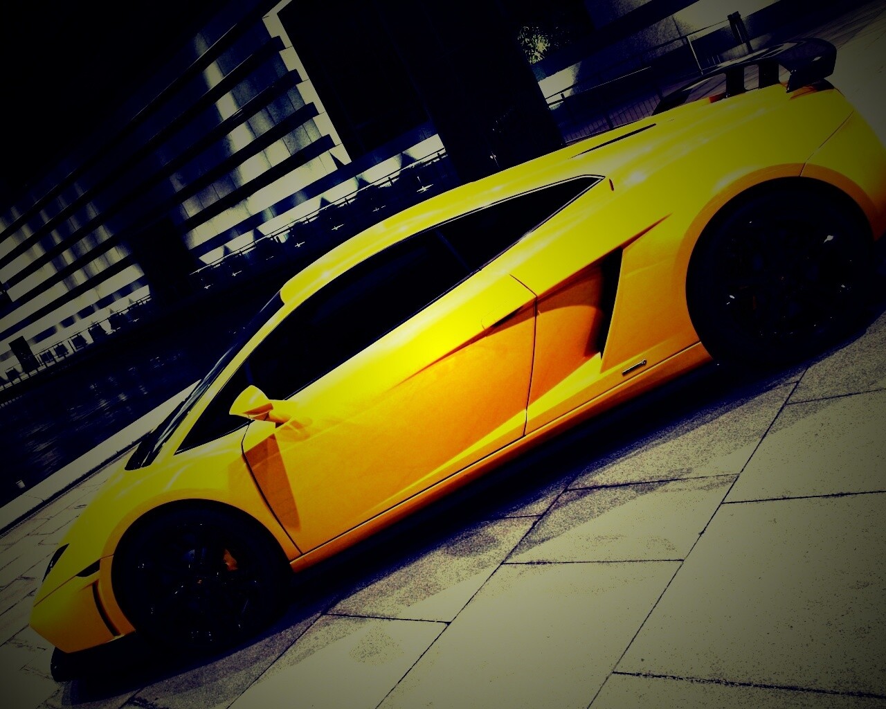 Желтая ламборджини в автосалоне обои