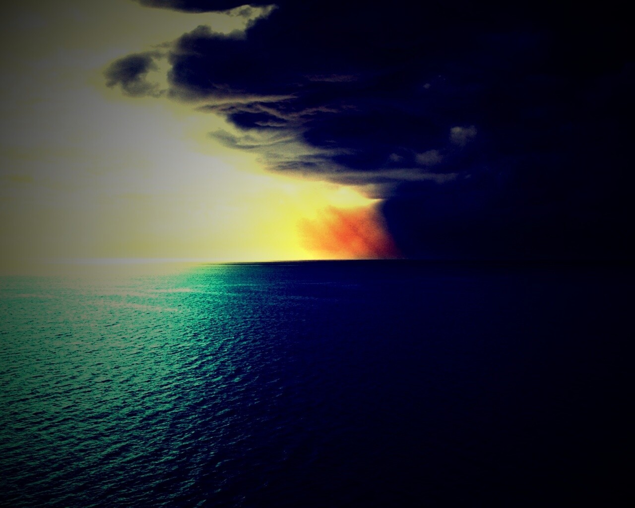 Синее море и грозные тучи обои