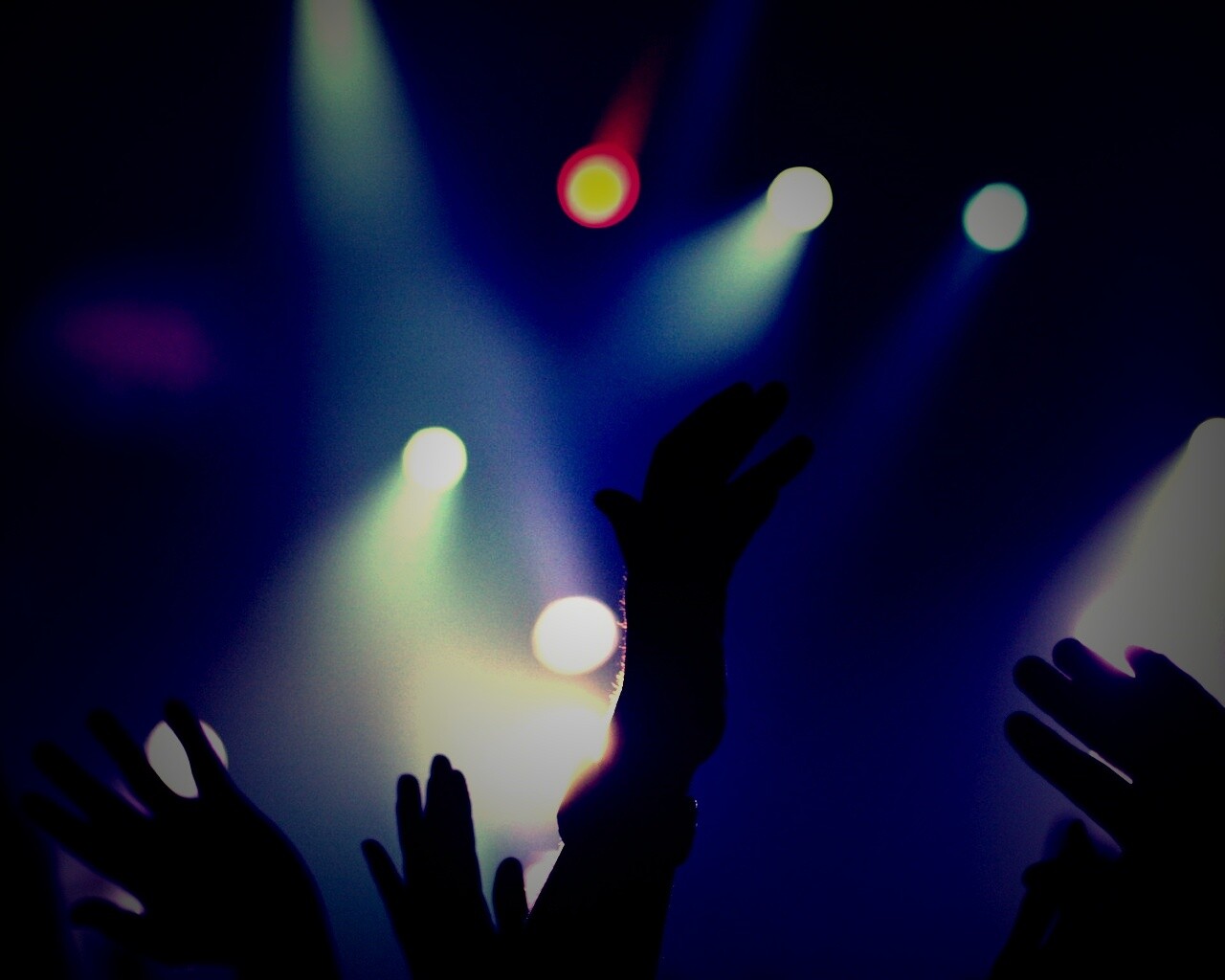 Руки людей на концерте обои