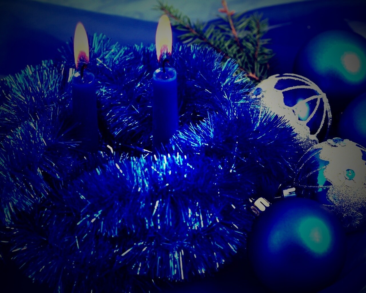 Свечки и новогодняя мишура обои